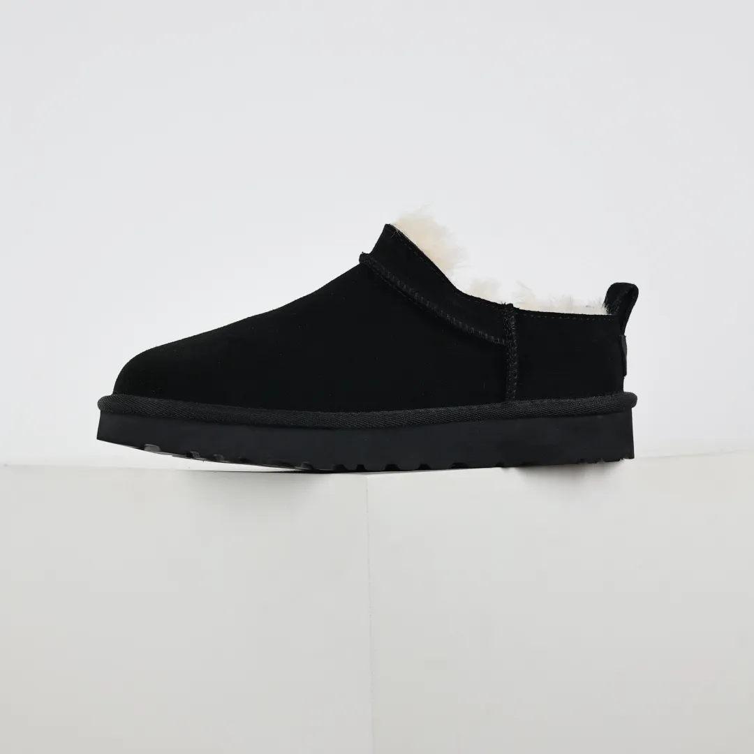 Pick up locally 💰520 Core recommendation Good price Independently developed original outsole, cashmere insole, keeping warm in winter, suitable for home use. In recent years, uug has launched a style series, which is partially skewed towards the preferences of young consumers, and has also been at the forefront of fashion trends. Shoe body material, water-repellent coated suede upper, 17mm UGGPURE™ implanted wool insole, lightweight non-slip and comfortable rubber outsole, with brand LOGO, complete packaging, size: 35 36 37 38 39 40